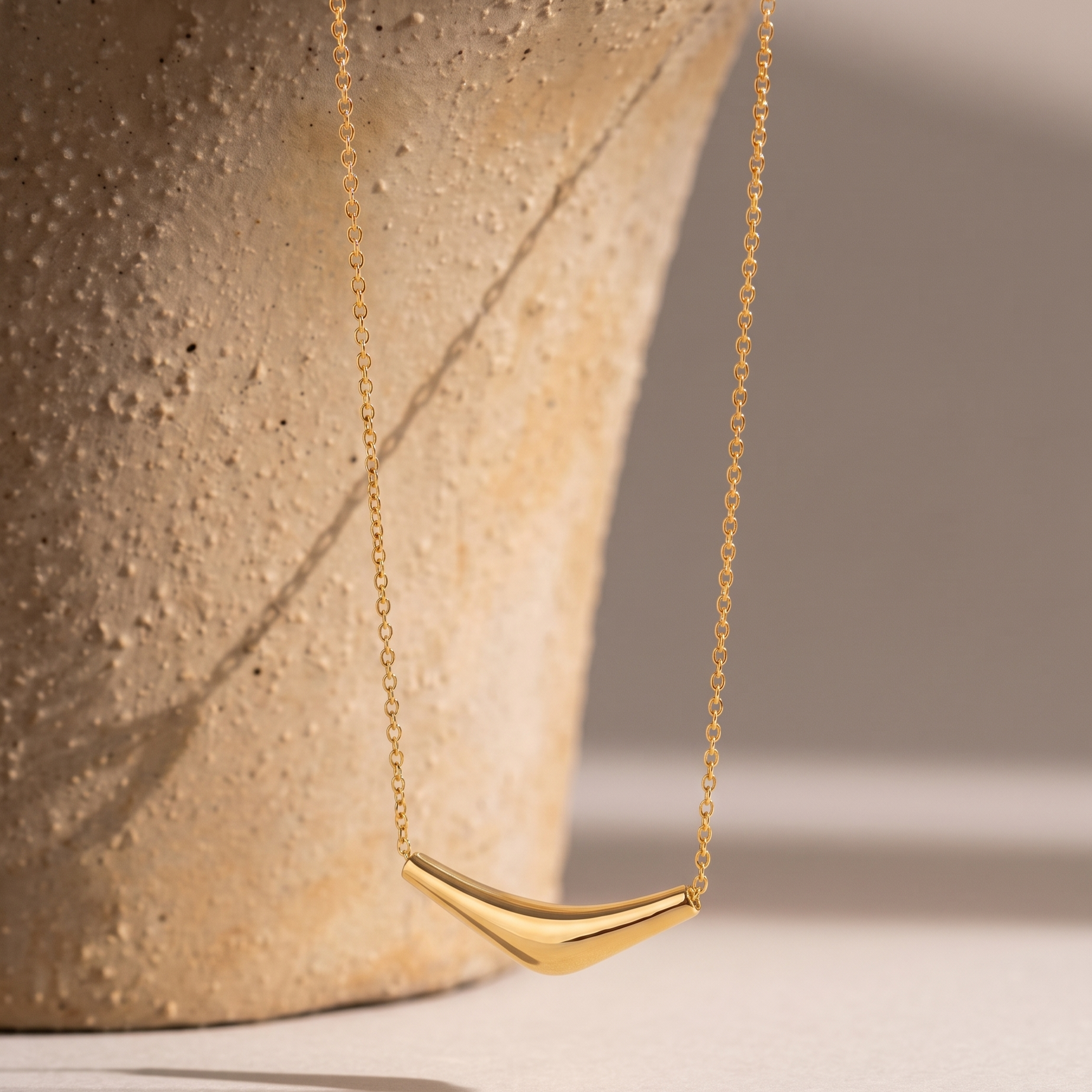 Curved Gold Bar Pendant Necklace – 18K Gold Plated