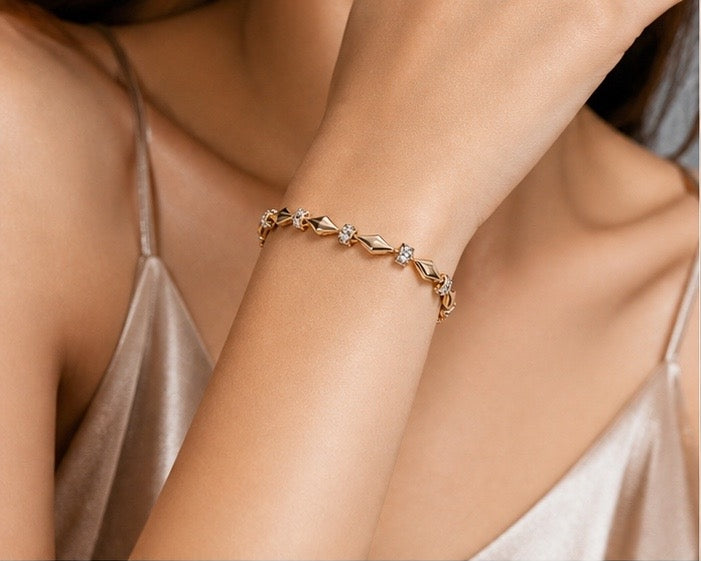 Prifine 18k gold-plated diamond-shaped station bracelet with sleek gold links and elegant design, close-up view of the jewelry.