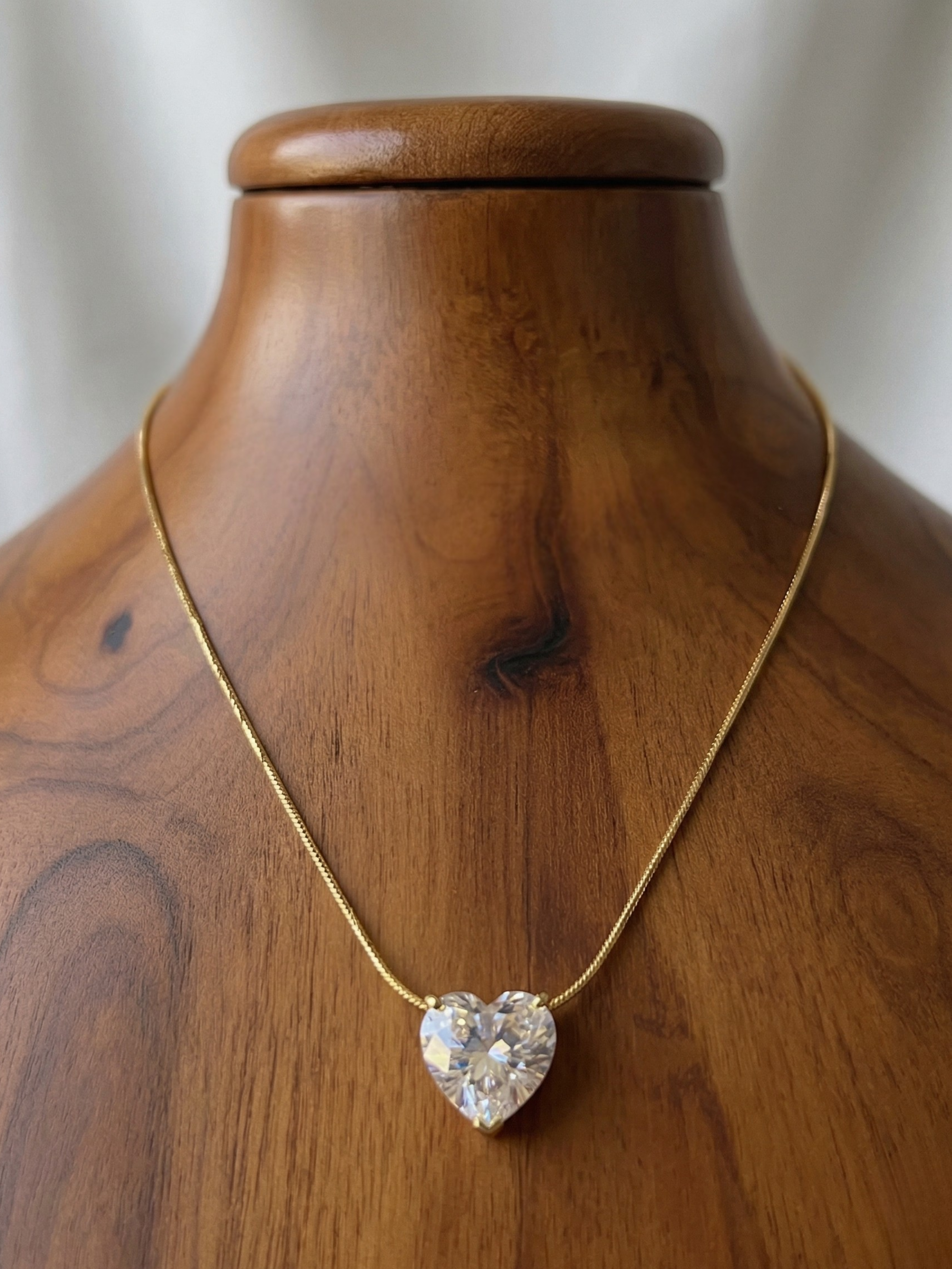 Prifine delicate solitaire heart diamond necklace featuring a sparkling heart-shaped pendant on a fine chain.