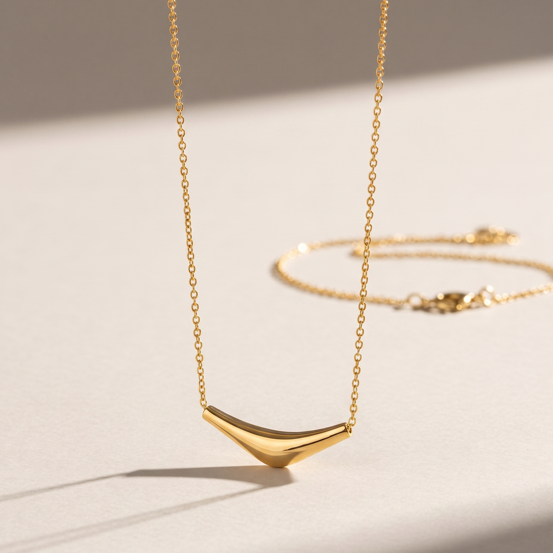 Curved Gold Bar Pendant Necklace – 18K Gold Plated