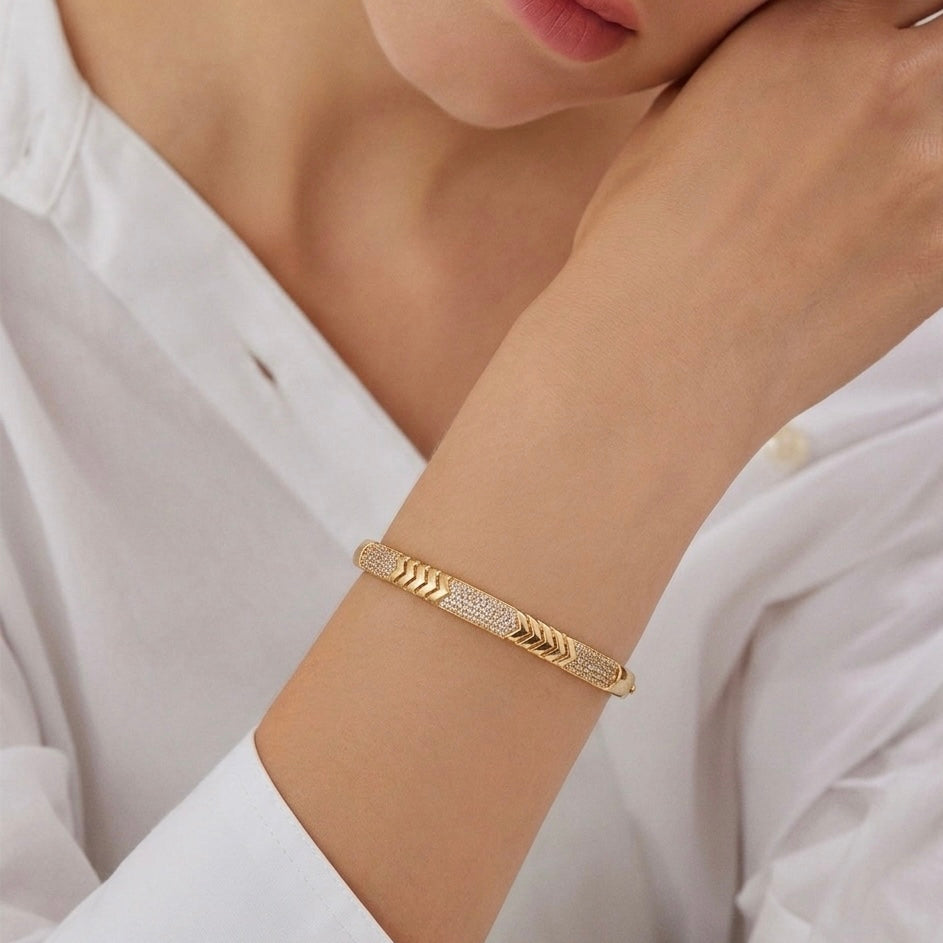Elegant minimal gold bracelet for women by Prifine, featuring a sleek, refined design on a delicate chain.