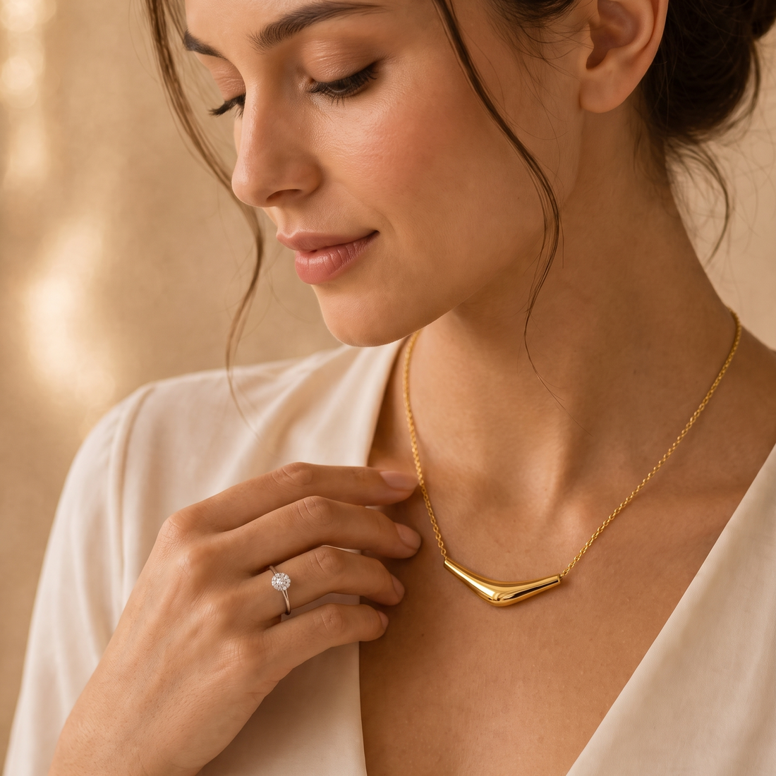 Prifine 18K gold plated curved bar pendant necklace showcasing a sleek, minimalist gold jewelry design.