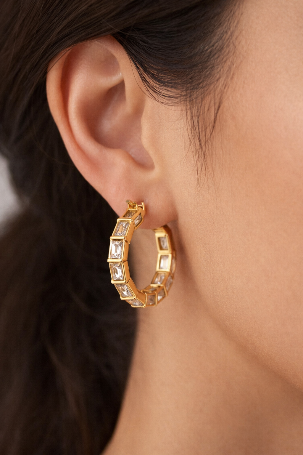 Prifine gold stone studded hoop earrings with embedded gemstones, showcasing a stylish and elegant jewelry design.