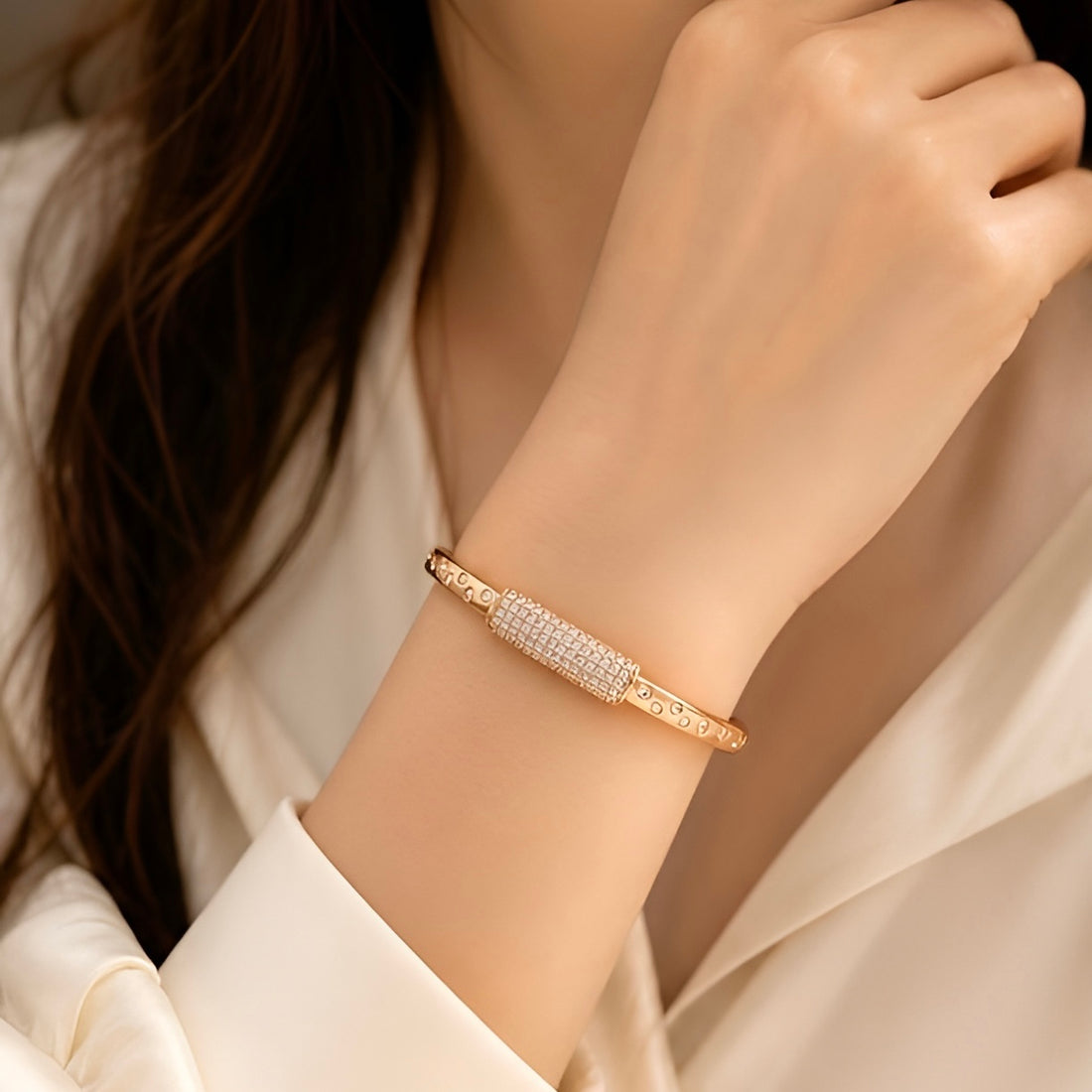 Prifine Dazzling Horizon pave bracelet in 18K gold with sparkling stones, featuring an elegant design and intricate craftsmanship.