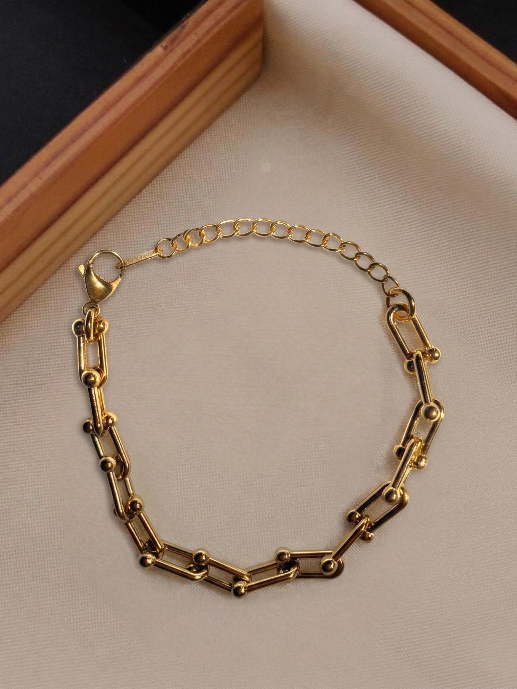 Prifine 18k gold plated boxed chain bracelet, close-up of sleek gold links on a white background
